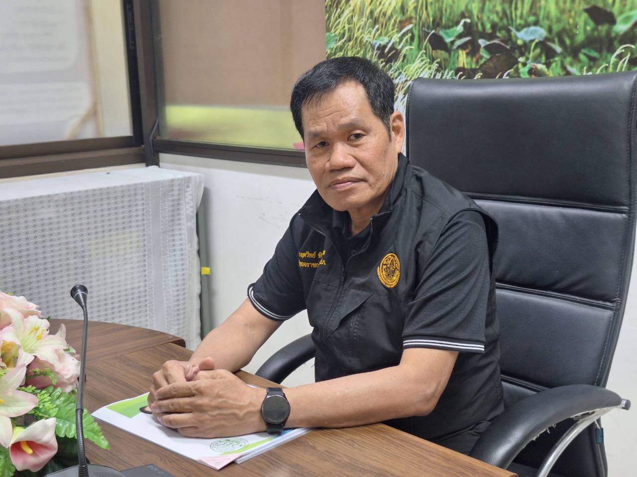 title - ผู้ตรวจราชการ ส.ป.ก. ลงพื้นที่จังหวัดมหาสารคาม ประชุมติดตามความก้าวหน้าผลการดำเนินงาน พร้อมตรวจเยี่ยมให้กำลังใจกลุ่มวิสาหกิจชุมชนผู้ปลูกสมุนไพร และกลุ่มวิสาหกิจชุมชนแปรรูปผลผลิตทางการเกษตร
